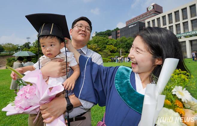 23일 서울 종로구 성균관대학교에서 열린 2024 성균관대 학위수여식에서 한 졸업생이 아들에게 학사모를 씌워주고 있다.