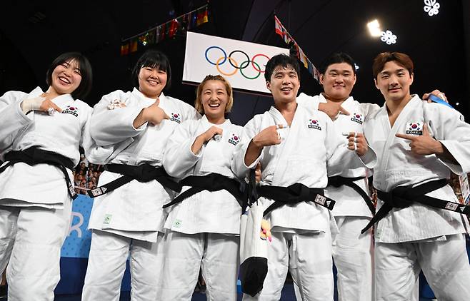 대한민국 유도 혼성 단체전 대표팀 허미미, 김하윤, 김지수, 안바울, 김민종, 이준환(왼쪽부터)이 3일(현지시간) 프랑스 파리 샹 드 마르스에서 열린 단체전 동메달 결정전에 독일을 상대로 승리 후 기념사진을 촬영하고 있다. 올림픽사진공동취재단