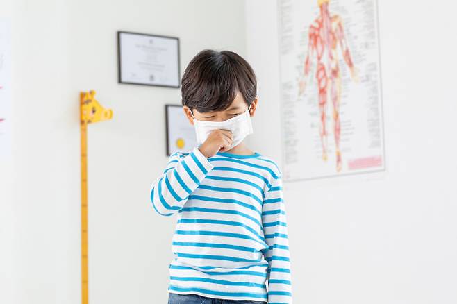 정원상 내과전문의는 아이의 기침이 심한 경우  항생제 복용이 필요할 수 있다고 설명했다. /일러스트=이미지투데이