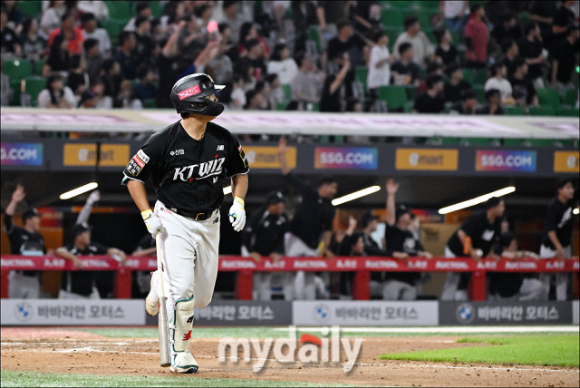 kt 강백호가 23일 오후 인천광역시 문학동 SSG랜더스필드에서 진행된 '2024 프로야구 KBO리그' SSG 랜더스와 kt 위즈의 경기 7회초 무사 만루서 만루홈런을 터뜨린 뒤 홈을 밟고 있다./인천=송일섭 기자 andlyu@mydaily.co.kr