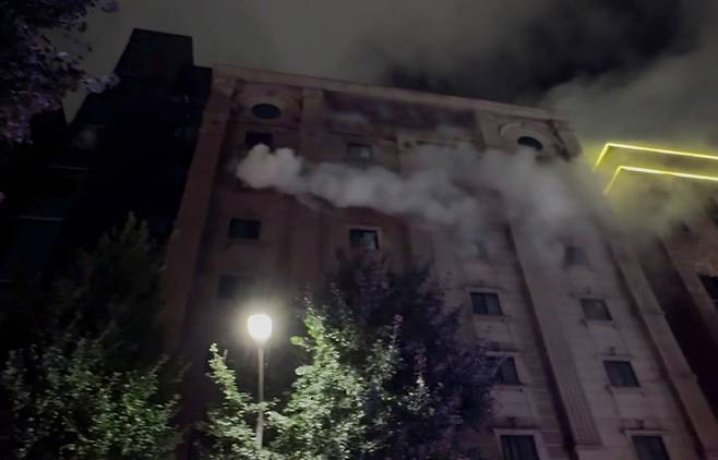 22일 오후 경기 부천 모 호텔에서 불이 나 연기가 치솟고 있다. 이 불로 투숙객 2명이 심정지 상태로 병원에 옮겨졌으며 다른 투숙객 등 5명이 부상했다. [연합]