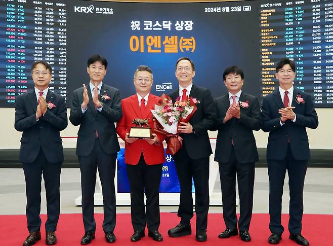 김대영 한국IR협의회 부회장(왼쪽부터), 민경욱 한국거래소 코스닥시장본부장, 장종욱 이엔셀 대표이사, 박승우 삼성서울병원 병원장, 이성 NH투자증권 IB1사업부 대표, 김준만 코스닥협회 상무가 23일 서울 영등포구 한국거래소에서 열린 이엔셀 코스닥시장 상장기념식에서 기념 촬영하고 있다. [한국거래소]