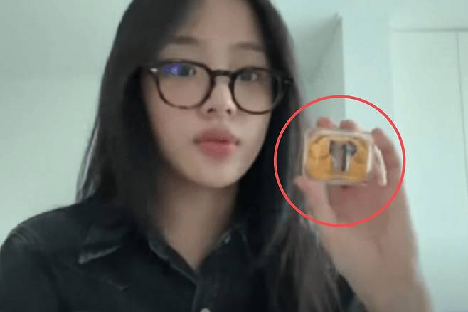 뉴진스 민지가 낫싱의 무선 이어폰을 소개하고 있다. [칼 페이 소셜미디어 X 갈무리]