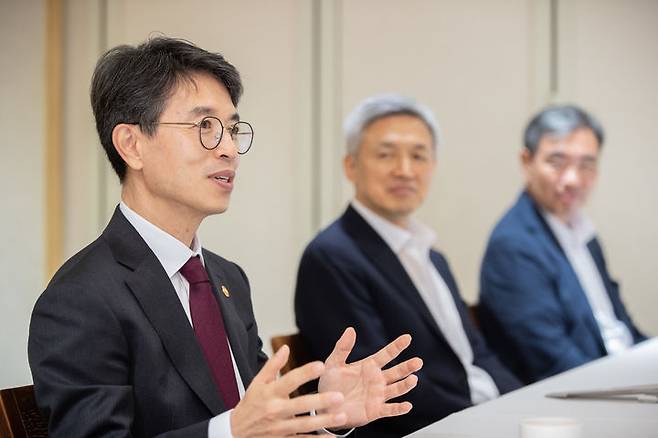 [서울=뉴시스] 정병혁 기자 = 김완섭 환경부장관이 지난 2일 서울 중구의 한 회의실에서 수자원 전문가들과 간담회 갖고 있다. (사진=환경부 제공) 2024.08.02. photo@newsis.com *재판매 및 DB 금지