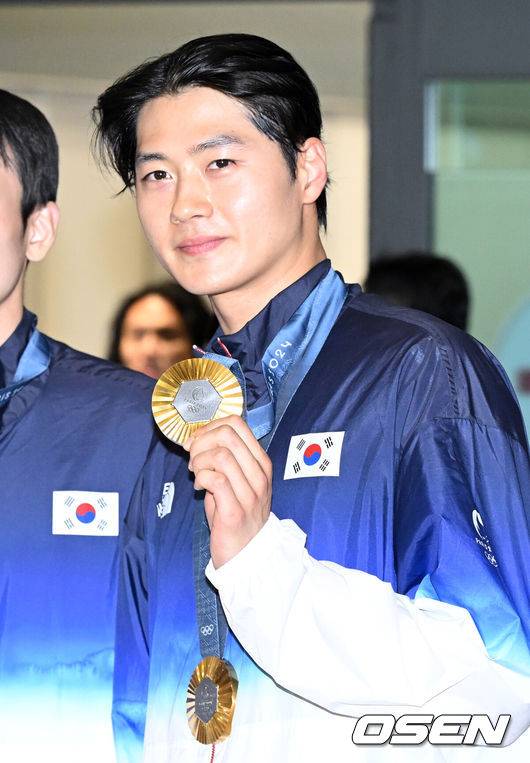 [OSEN=인천공항, 이대선 기자]  2024 파리 올림픽 펜싱 대표팀이 5일 오후 인천국제공항을 통해 귀국했다.펜싱 대표팀은 2024 파리 올림픽에서 금메달 2개와 은메달 1개를 획득했다.펜싱 대표팀 오상욱이 입국장을 나가며 기념촬영을 하고 있다. 2024.08.05 /sunday@osen.co.kr