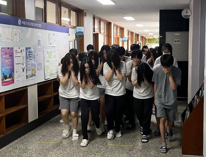 수원 영일중학교에서 열린 을지연습 합동훈련에서 학생들이 대피하고 있다. 경기도교육청 수원교육지원청 제공