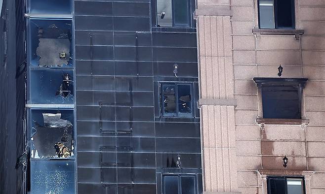 지난 22일 경기 부천시의 한 호텔의 화재 현장에서 출동한 소방대원들이 수색작업을 벌이고 있다. 뉴스1.