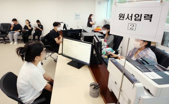 수능 원서접수 시작 - 2025학년도 대학수학능력시험 응시원서 접수 시작일인 22일 서울 도봉구 북부교육지원청에서 학생들이 원서 접수를 하고 있다. 원서 접수 마감일은 9월 6일(토요일 및 공휴일 제외)이다. 수능 시험일은 오는 11월 14일이며 성적 통지표는 12월 6일에 교부될 예정이다. 사진공동취재단