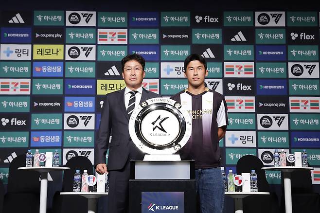 K리그2 성남FC 이기형 감독(왼쪽)과 주장 정승용이 26일 미디어데이에서 기념 촬영하고 있다. 프로축구연맹 제공