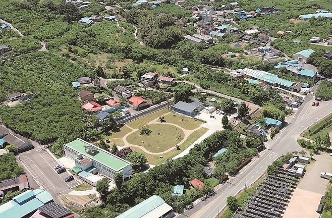 경남 하동에 있는 이런책방은 폐교한 축지초등학교 운동장 한켠에 있다.[사진=더스쿠프 Lab.리터러시]