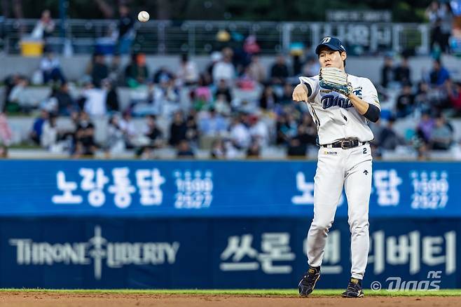 NC 내야수 박민우는 23일 창원 NC파크에서 열린 '2024 신한 SOL Bank KBO 리그' KIA와 주말 3연전 첫 번째 경기에서 1번타자 2루수로 선발 출전했다. 6회초 실점을 막아내는 환상적인 다이빙 캐치를 선보여 팀 승리에 힘을 보탰다. NC 다이노스