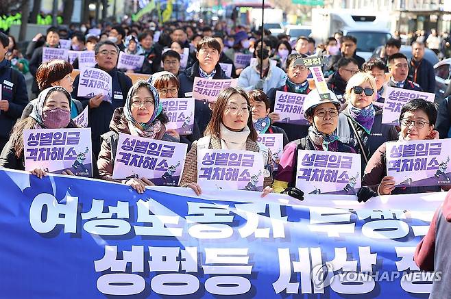 성평등 세상 외치는 노동자들 (서울=연합뉴스) 김도훈 기자 = 세계여성의 날인 8일 오후 민주노총 세계여성의날 정신 계승 전국노동자대회 참가자들이 서울 종로에서 대학로 방면으로 거리 행진을 하고 있다. 2024.3.8 superdoo82@yna.co.kr