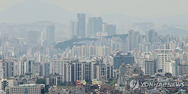 서울 남산에서 바라본 시내 아파트 단지의 모습. 
[연합뉴스 자료사진]