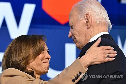 바이든 대통령과 포옹하는 해리스  [AFP 연합뉴스 자료사진. 재판매 및 DB 금지]