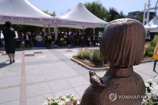 일본군 위안부 피해자 기림의 날 기념행사 (속초=연합뉴스) 류호준 기자 = 14일 강원 속초시 청초호 유원지 분수광장 일원에서 '일본군 위안부 피해자 기림의 날' 기념행사가 열렸다. 
    위안부 피해자 기림의 날은 고 김학순 할머니가 1991년 8월 14일 일본군 위안부 피해를 최초 증언한 날이다. 2024.8.14 ryu@yna.co.kr