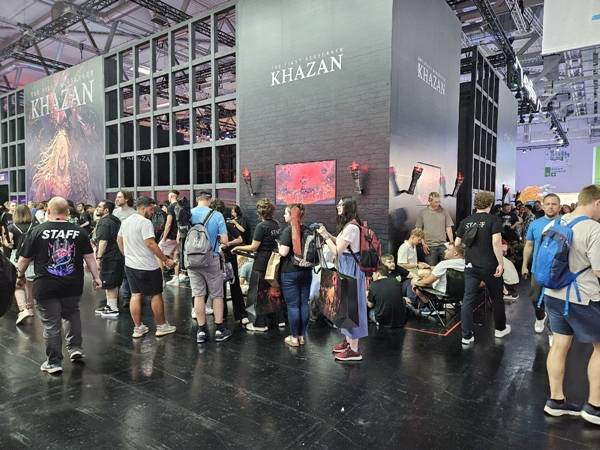 - 사진에 안담길 정도로 대기줄이 길었다