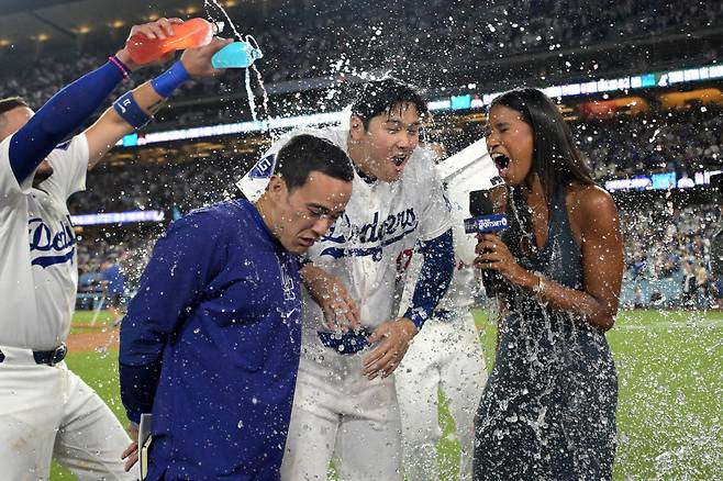 오타니가 경기 후 인터뷰 도중 축하 세례를 받고 있다. USATODAY연합뉴스