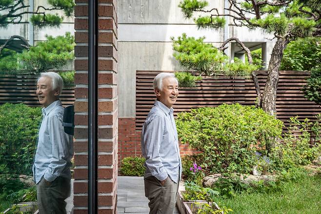 "글을 쓰는 일이 꼭 행복한 건 아니에요. 쓸 때는 천재인 줄 알거든요? 끝나서 다시 보면 바보예요. 그래서 또 쓰게 돼요. 150권은 채우고 싶네요." /장은주 영상미디어 기자