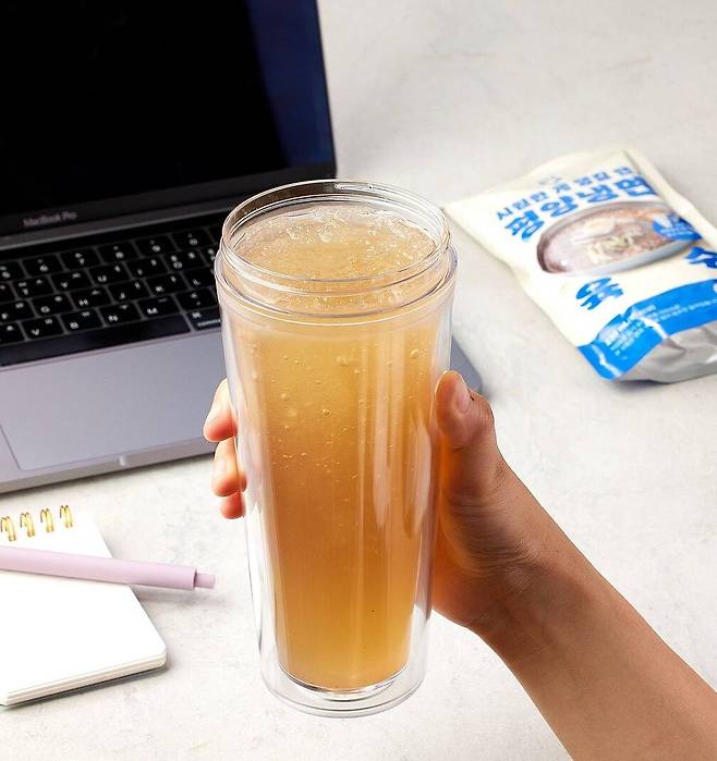 편의점 GS25에서 최근 출시한 음료 '평양냉면 육수'. 컵에 따라 얼음 띄워 마시는 것이 '국룰'이다. /GS리테일