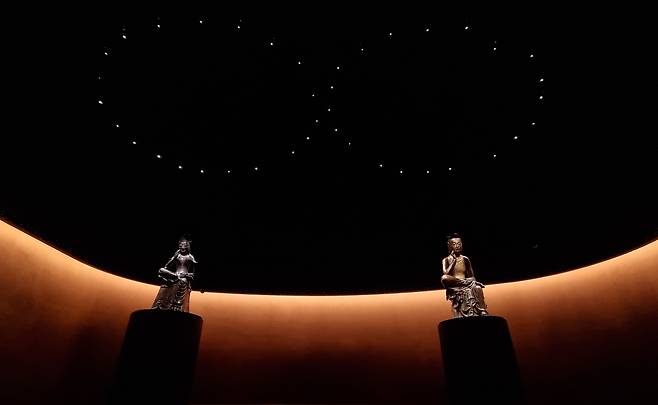 삼국시대 국보 반가사유상 두 점을 나란히 상설 전시 중인 국박 ‘사유의 방’이 지난 8일 개관 1000일을 맞았다. 2021년 11월부터 누적 관람객은 176만여 명(8월 15일 기준)에 이른다. /남강호 기자