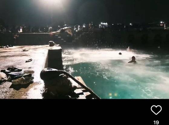 23일 인스타그램에서 #야간다이빙을 검색하자 나온 제주 야간에 다이빙 장면 게시물. 인스타그램 캡처