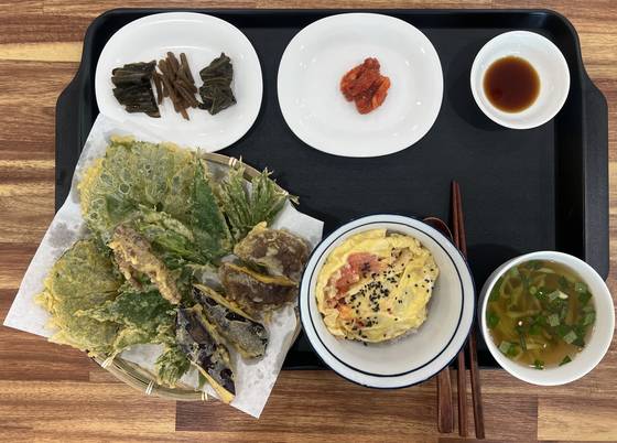 인제 특산물인 산나물과 명란젓을 색다르게 요 리해 보자고 여러 사람이 뜻과 기술을 보태 개발한 ‘자작자작 산채반’ 한상차림. [사진 이택희]