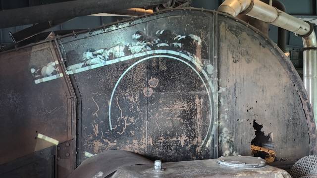 기계 위로 미디어를 덧입혀 기계가 어떤 식으로 작동되었는지 보여주고 있다.&nbsp;