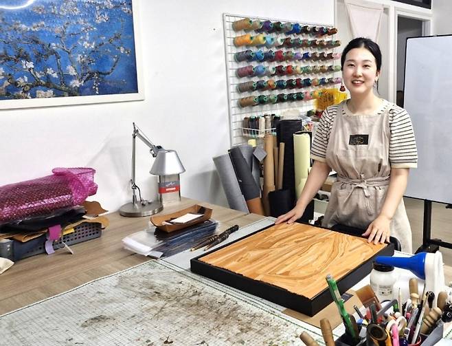 ▲가죽공예가 나다영 작가가 공예작업실 '나다의 오늘'에서 최근 작품 활동에 대해 설명하고 있다