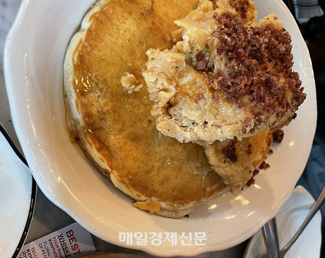 치킨 앤 팬케이크(Chicken & Pancakes)