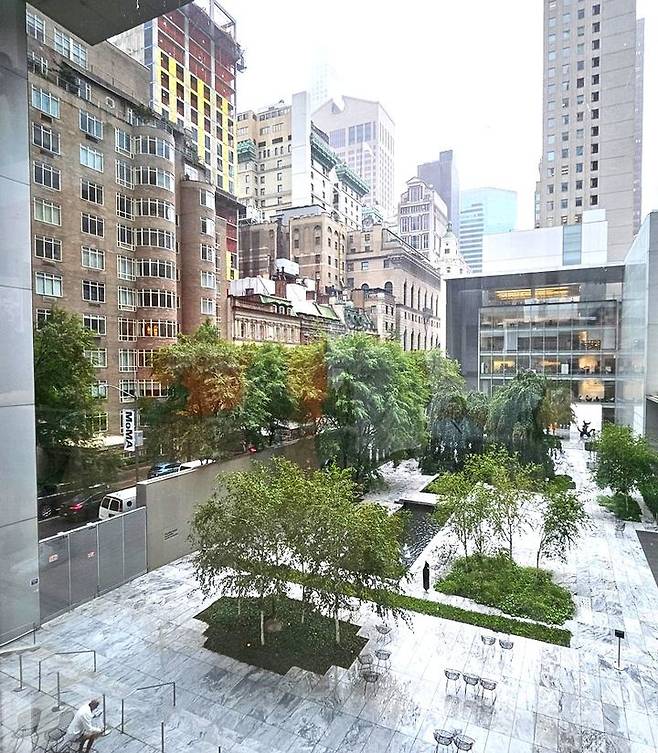 [사진=이한빛]뉴욕 맨하탄 53번가. 빌딩 숲 안쪽에 작은 정원이 있다. ‘도시의 오아시스’라는 별명을 가진 MoMA의 애비 올드리치 록펠러 조각정원이다.  *재판매 및 DB 금지