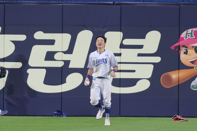 삼성 김지찬이 23일 대구 롯데전에서 7회 초 정훈의 타구를 잡아낸 후 밝은 표정을 짓고 있다. /사진=삼성 라이온즈 제공