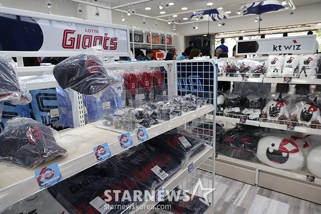 KBO가 23일 서울 강남구 논현동에 오픈한 오피스디포 KBO STORE 신사논현점. /사진=김진경 대기자