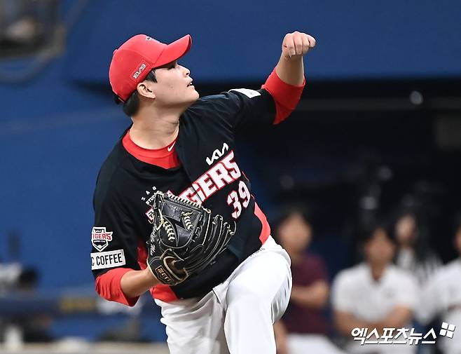 KIA 투수 최지민은 24일 창원 NC파크에서 열릴 '2024 신한 SOL Bank KBO 리그' NC와 주말 3연전 두 번째 경기를 앞두고 1군 엔트리에서 빠졌다. 최지민은 왼쪽 내복사근 부상으로 휴식 및 재활에 나선다. 엑스포츠뉴스 DB