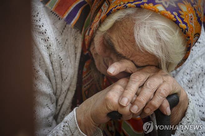 쿠르스크에서 피란한 한 노인이 구호물자를 받으려 기다리는 모습 [EPA 연합뉴스 자료사진. 재판매 및 DB 금지]