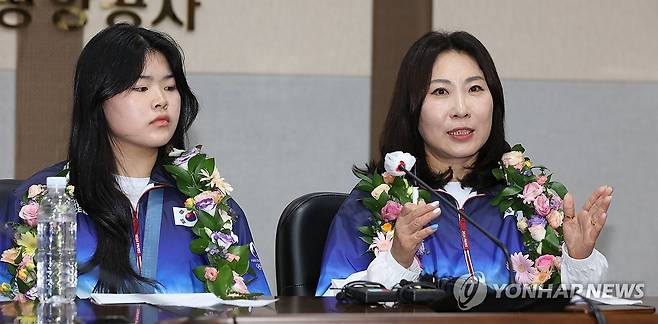 사격 훈련장 필요성 설명하는 오예진과 홍영옥 코치 (제주=연합뉴스) 김호천 기자 = 2024 파리 올림픽 사격 금메달리스트 오예진 선수가 24일 오후 제주공항에 도착한 뒤 언론 인터뷰를 하는 과정에서 홍영옥 코치와 함께 사격 훈련장 설치 필요성에 관해 설명하고 있다. 2024.8.24 khc@yna.co.kr