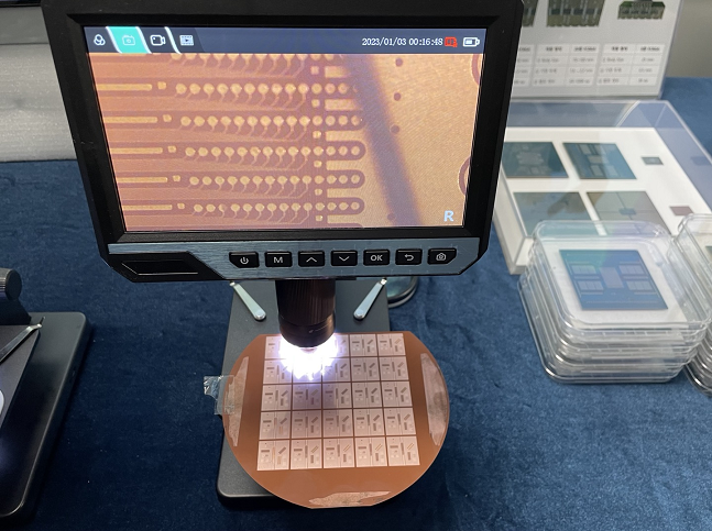 삼성전기 기판에 미세하게 새겨진 회로를 머리카락과 비교한 모습./사진=백유진 기자 byj@