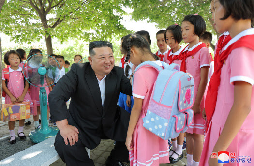 김정은 북한 국무위원장이 지난 16일 평양 4.25여관을 찾아 수해지역 학생들을 위한 교육준비정형을 요해(파악)했다고 조선중앙통신이 17일 보도했다.(사진=조선중앙통신, 연합뉴스)