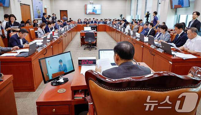 19일 오전 서울 여의도 국회에서 열린 산업통상자원중소벤처기업위원회 제417회국회(임시회) 제1차 전체회의에서 이철규 위원장과 위원들이 박희석 수석전문위원의 고준위 방폐물 관리 특별법 등 법률안 검토보고 요약을 듣고 있다. 2024.8.19/뉴스1 ⓒ News1 안은나 기자