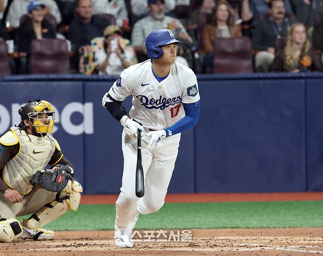 21일 오후 서울 고척스카이돔에서 열린 미국프로야구 메이저리그(MLB) 정규시즌 샌디에이고 파드리스와 LA 다저스 경기.LA 오타니가 1회 우중간 안타를 날리고 질주하고있다.2024. 3. 21.고척 | 최승섭기자 thunder@sportsseoul.com