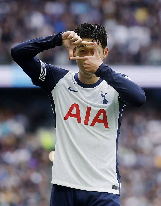 ◇손흥민이 24일 영국 런던 토트넘홋스퍼스타디움에서 열린 에버턴과 2024~2025시즌 잉글랜드프리미어리그(EPL) 2라운드에서 전반 25분 시즌 1호골을 넣고 전매특허인 '찰칵 세리머니'를 선보이고 있다. 2R 득점은 손흥민 개인 경력을 통틀어 두 번째로 빠른 득점이다. 손흥민의 득점은 이브 비수마의 선제골이 터진지 11분만에 터졌다. 로이터연합뉴스