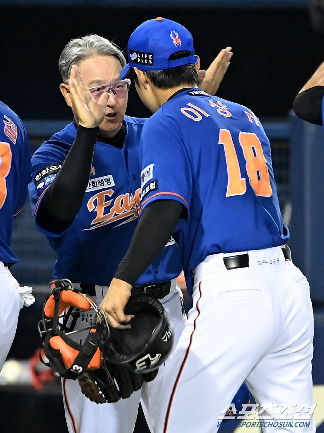 이상규의 승리를 축하하는 김경문 감독