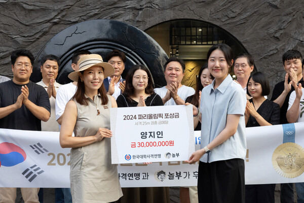 파리 올림픽 사격 여자 25m 권총 금메달리스트 양지인 선수(오른쪽)가 11일 서울 강남구 놀부 청담 플래그십 스토어에서 한국대학사격연맹 후원사인 한식 프랜차이즈 업체 ㈜놀부의 박미희 의장으로부터 포상금 증서를 전달받고 있다. 2024.8.11. ㈜놀부 제공