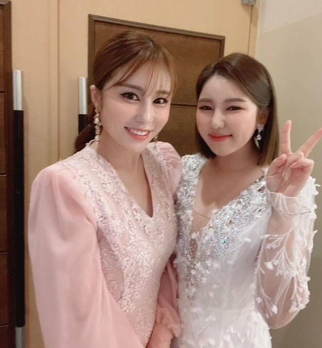김소유(왼쪽)와 가수 송가인. /김소유 소셜미디어