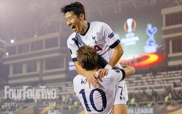 사진=게티이미지.&nbsp;손흥민이&nbsp;멀티골을&nbsp;넣으며&nbsp;토트넘의&nbsp;시즌&nbsp;첫&nbsp;승을&nbsp;이끌었다.&nbsp;엔제&nbsp;포스테코글루&nbsp;감독도&nbsp;손흥민을&nbsp;향해&nbsp;찬사를&nbsp;남겼다.&nbsp;토트넘&nbsp;홋스퍼는&nbsp;24일&nbsp;오후&nbsp;11시(이하&nbsp;한국시간)&nbsp;영국&nbsp;런던에&nbsp;위치한&nbsp;토트넘&nbsp;훗스퍼&nbsp;스타디움에서&nbsp;열린&nbsp;2024-25시즌&nbsp;프리미어리그(PL)&nbsp;2라운드에서&nbsp;에버턴에&nbsp;4-0으로&nbsp;승리했다.&nbsp;이로써&nbsp;토트넘은&nbsp;개막&nbsp;후&nbsp;2경기&nbsp;만에&nbsp;첫&nbsp;승을&nbsp;신고했고,&nbsp;리그&nbsp;4위에&nbsp;자리했다.