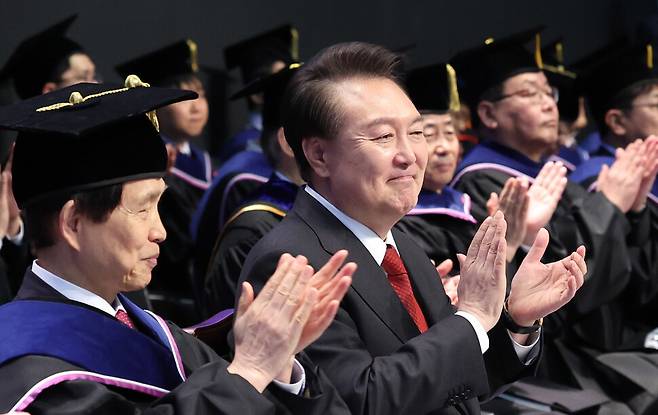 윤석열 대통령이 2월16일 대전 유성구 카이스트에서 열린 2024년 학위수여식에 참석해 박수를 치고 있다. 연합뉴스