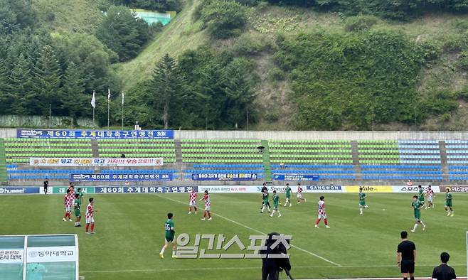 한남대(흰색/빨강 상의)와 동아대(초록)의 제60회 추계대학축구연맹전 태백산기 결승전 모습. 사진=김희웅 기자