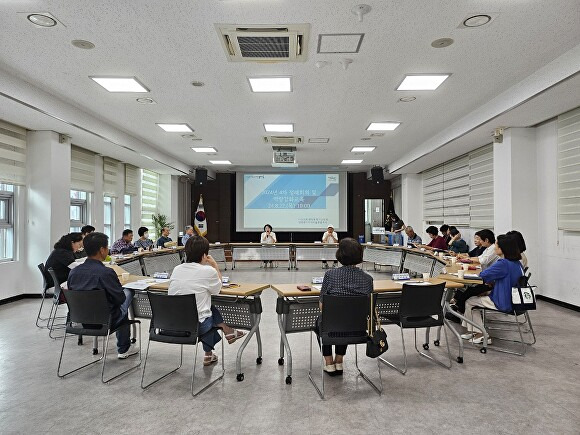 지난 22일 지역사회보장협의체 위원들의 역량강화를 위해 치매 관련 교육을 마치고 정례회의를 하고 있다. [사진=양평군]