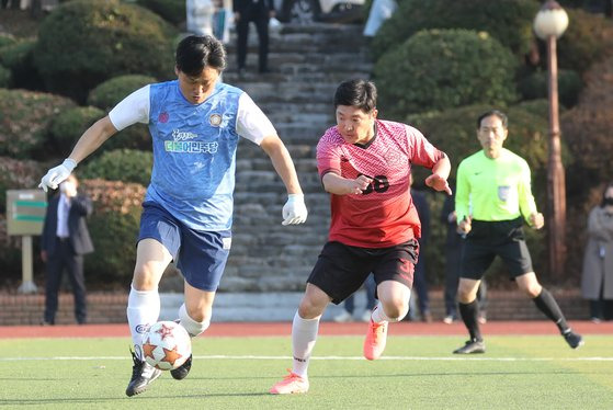 2022년 11월 국회 운동장에서 열린 여야 국회의원 친선축구경기 당시 김영진 더불어민주당 의원(왼쪽)과 이용 국민의힘 의원이 볼 다툼을 하고 있다. 뉴스1