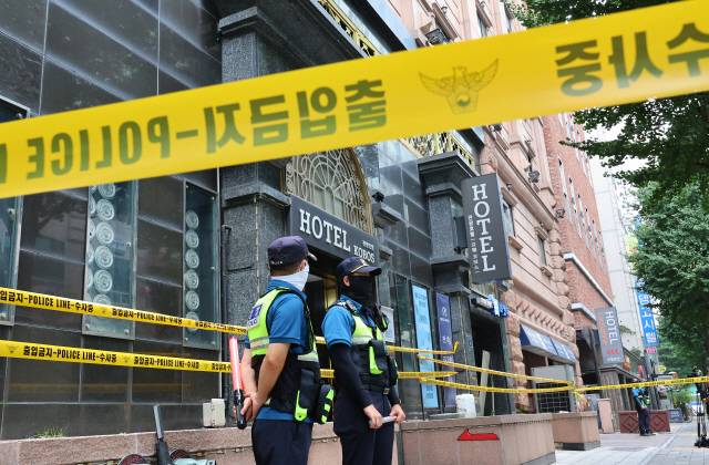 ▲ 25일 오후 경기 부천시 중동 화재 호텔에서 경찰이 현장을 통제하고 있다. 연합뉴스