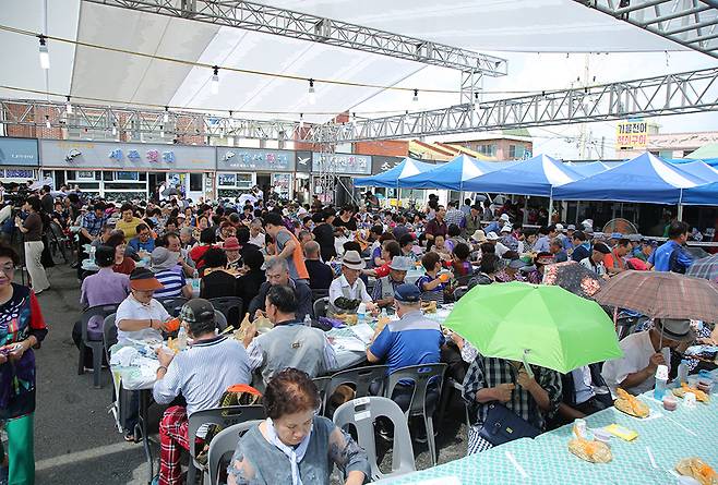 Visitors to Busan's Myeongji Market enjoy sliced raw dotted gizzard shad. (Korea Tourism Organization)